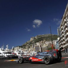 Hamilton afronta la chicane de la salida del túnel