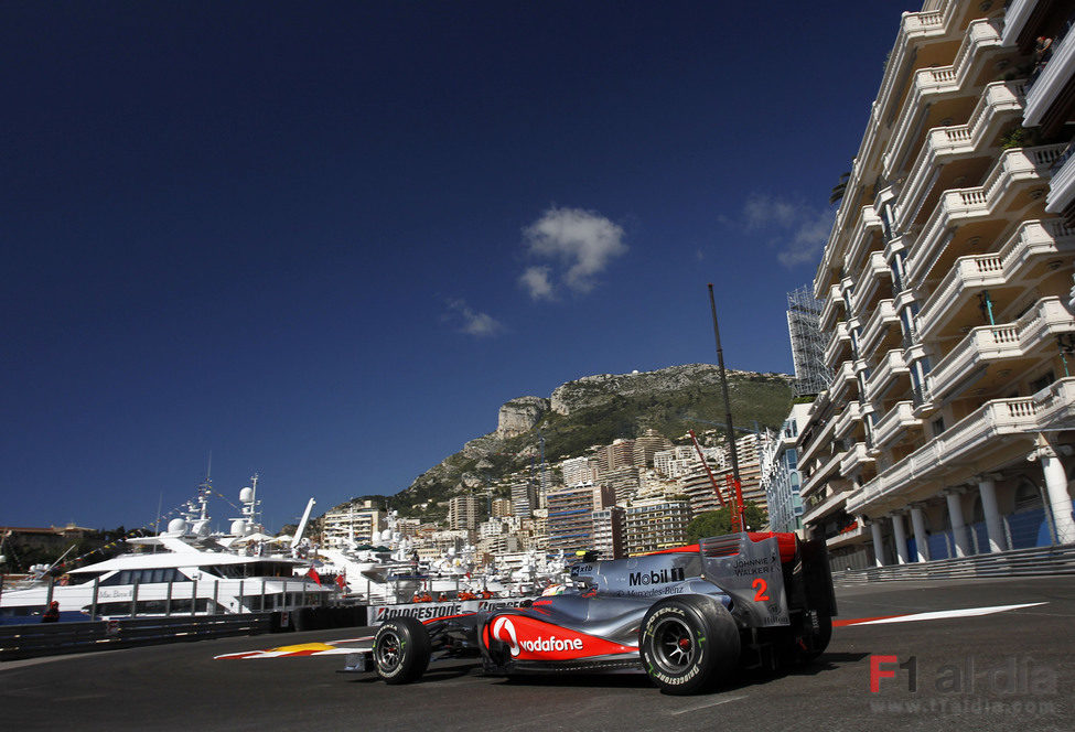 Hamilton afronta la chicane de la salida del túnel