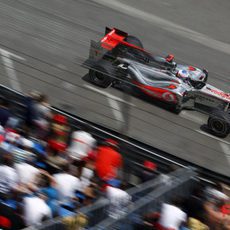 Jenson pasa a toda velocidad por la zona de la piscina