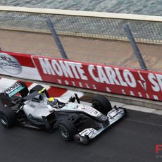 Rosberg muy cerca de las barreras de publicidad