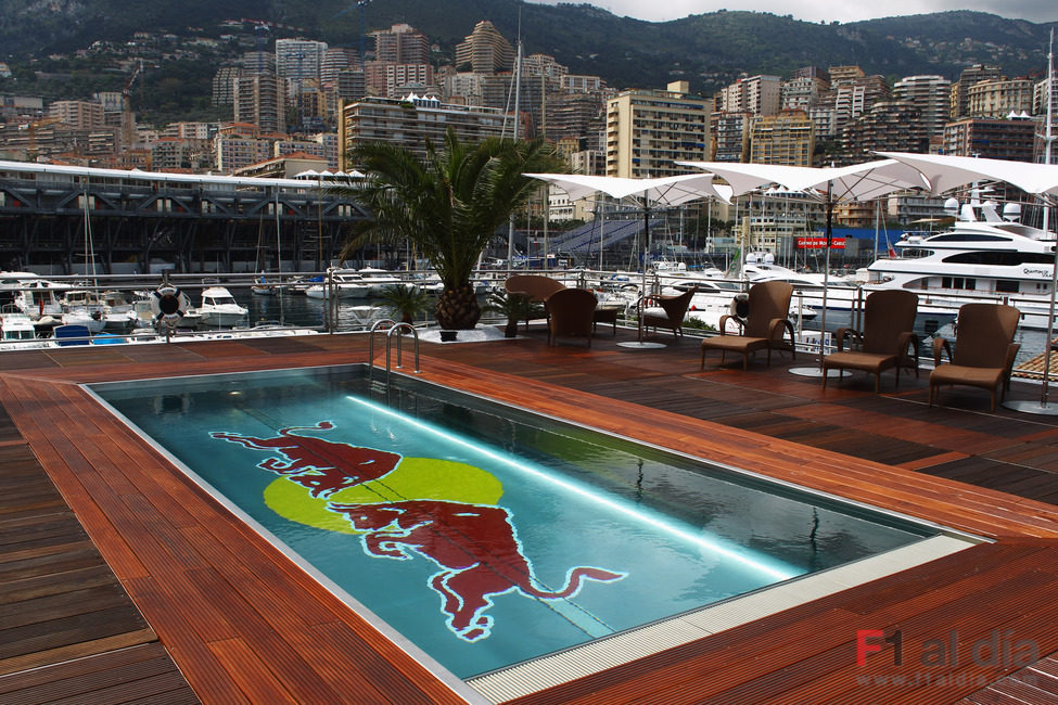 La piscina de Red Bull en Mónaco