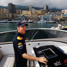 Vettel se da una vuelta en barco