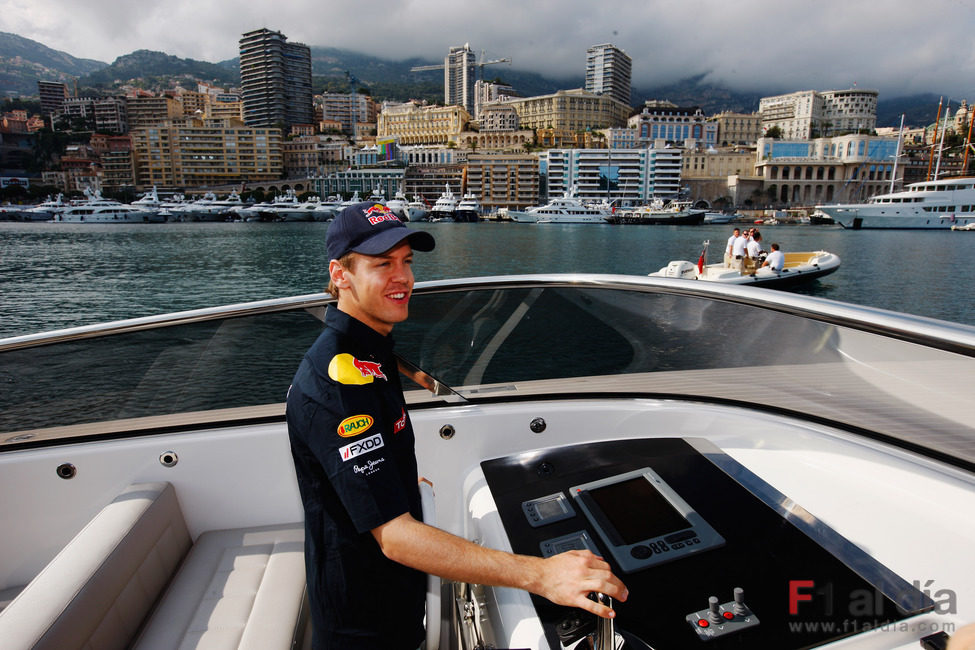 Vettel se da una vuelta en barco