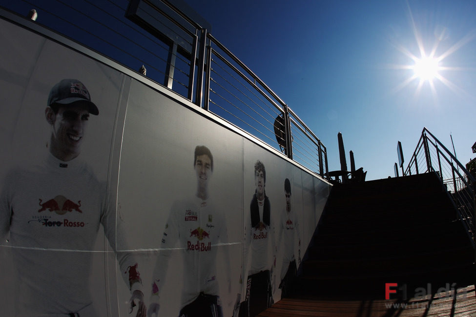 Buemi, Webber, Vettel y Alguersuari en la pared de Red Bull