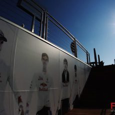 Buemi, Webber, Vettel y Alguersuari en la pared de Red Bull