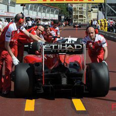 El coche de Massa se mete en el box