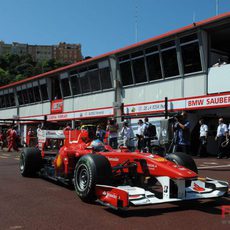 Alonso sale de boxes