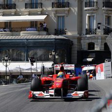 Felipe baja por las calles de MonteCarlo