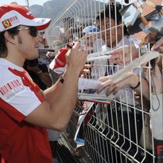 Fernando Alonso firma autógrafos a sus fans