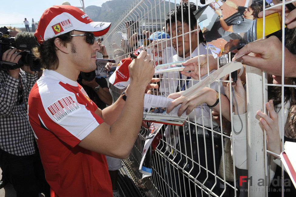 Fernando Alonso firma autógrafos a sus fans