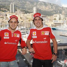 Felipe Massa y Fernando Alonso con el puerto de fondo