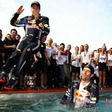 Vettel se lanza a la piscina