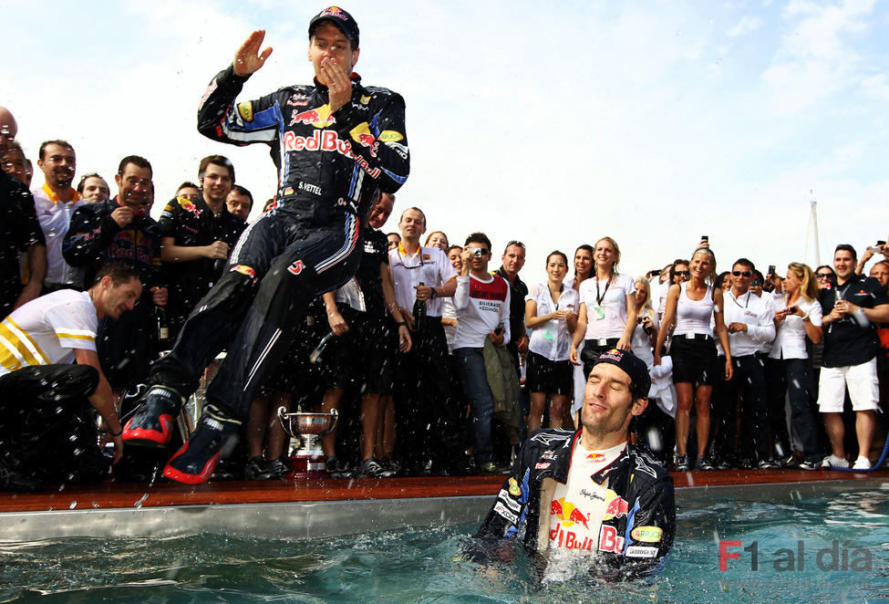 Vettel se lanza a la piscina