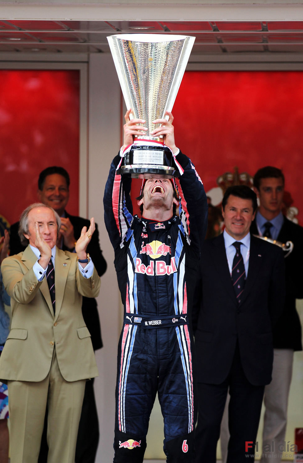 Webber con su trofeo