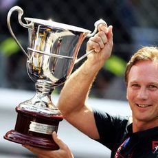 Horner con el trofeo de constructores