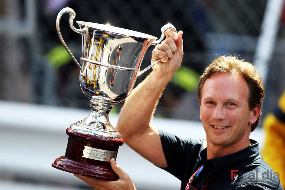 Horner con el trofeo de constructores