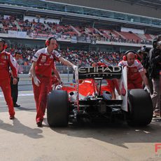 Los mecánicos meten a Massa en el box