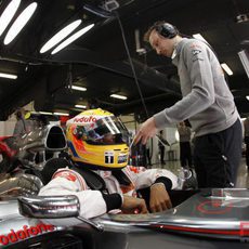 Hamilton se sube a su monoplaza en Barcelona