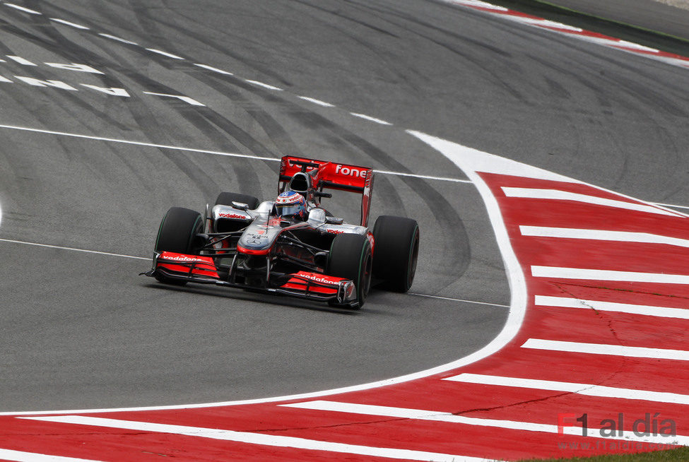 Jenson llega a España subido a una flecha plateada