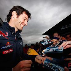 Mark Webber se divierte con los aficionados