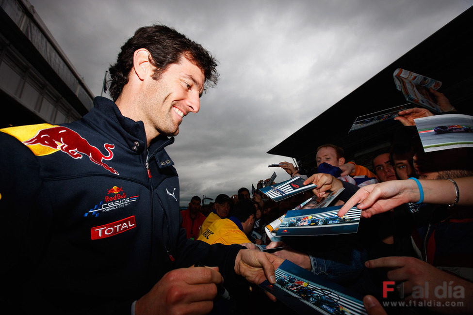 Mark Webber se divierte con los aficionados