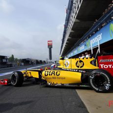 Petrov sale del box del equipo Renault