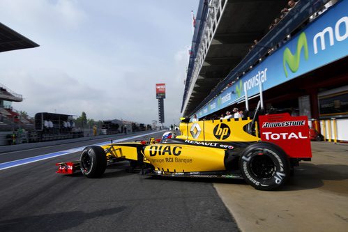 Petrov sale del box del equipo Renault