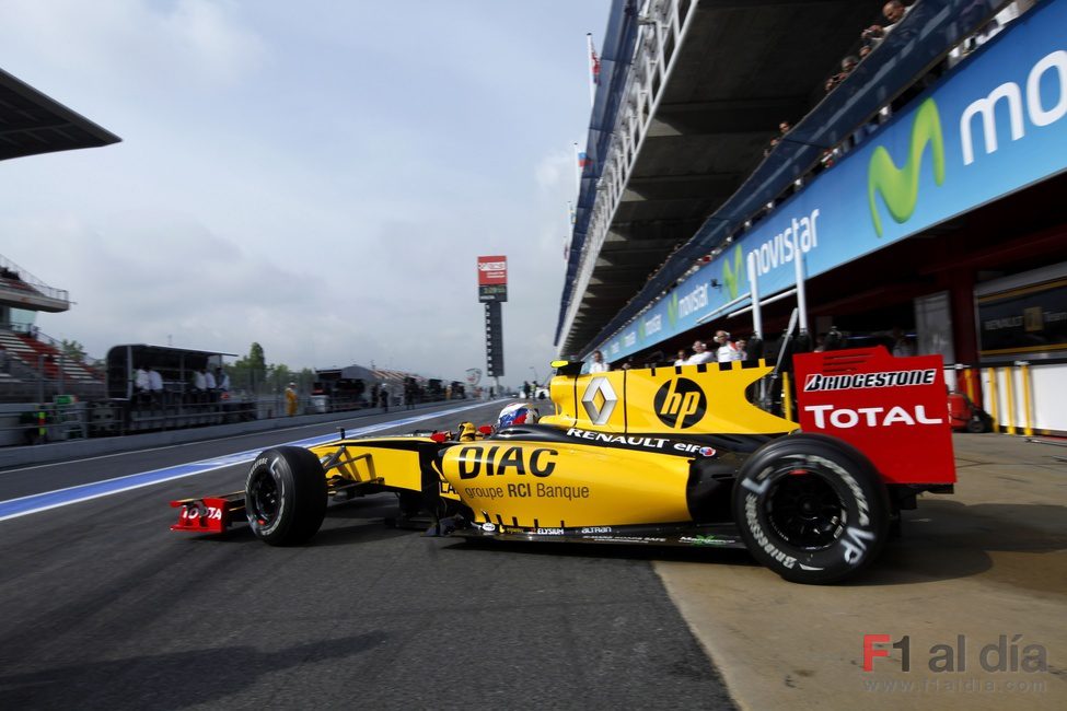 Petrov sale del box del equipo Renault