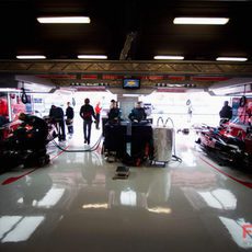 El box de Toro Rosso en el GP de España 2010