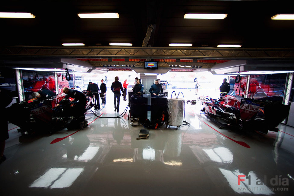 El box de Toro Rosso en el GP de España 2010