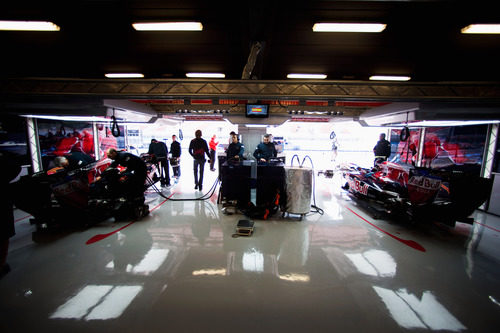 El box de Toro Rosso en el GP de España 2010