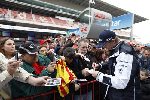 Nico atiende a sus fans en Montmeló