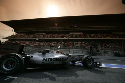 Schumacher sale a pista ante la atenta mirada de miles de fans