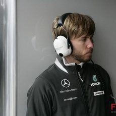 Nick Heidfeld en el box de Mercedes