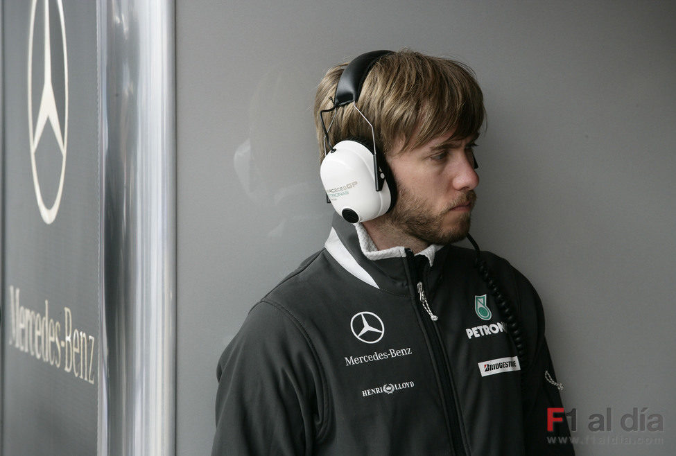 Nick Heidfeld en el box de Mercedes