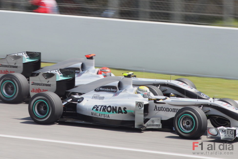 Schumacher y Rosberg durante los libres del sábado