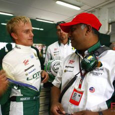 Tony Fernandes habla con Heikki Kovalainen