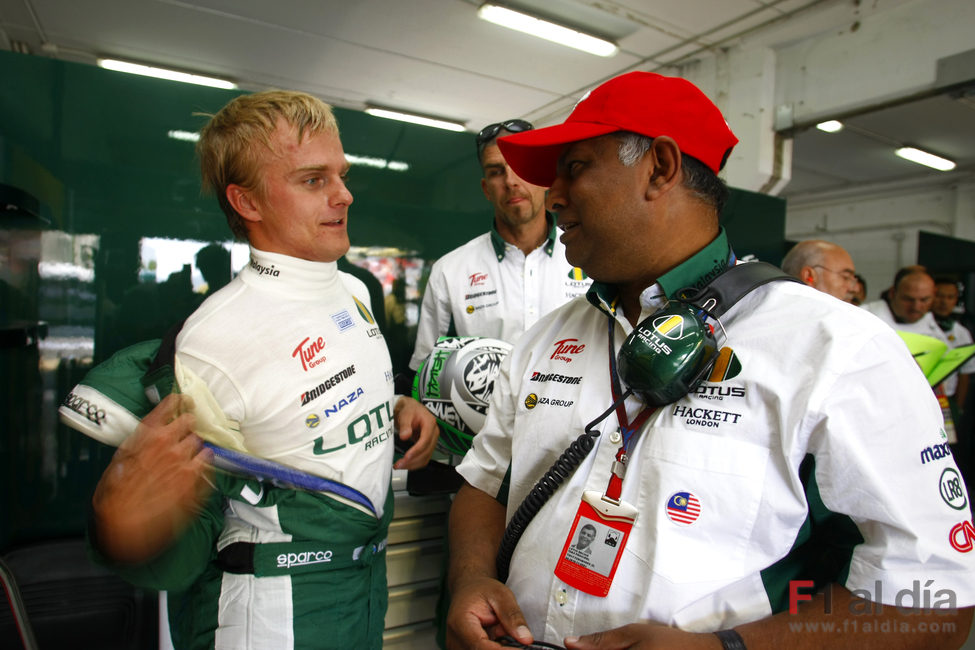 Tony Fernandes habla con Heikki Kovalainen