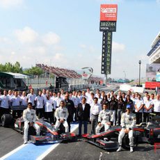 Foto de familia del equipo Hispania Racing