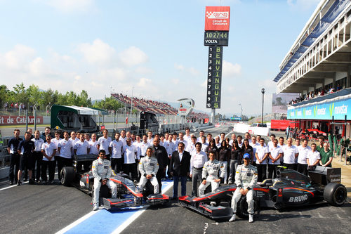 Foto de familia del equipo Hispania Racing