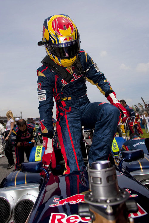 Jaime Alguersuari se sube al monoplaza en el GP de España 2010