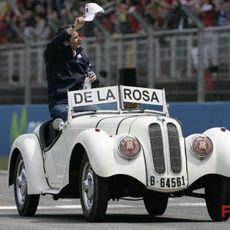 Pedro de la Rosa saluda a la grada de Barcelona