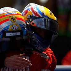 Fernando Alonso felicita a Mark Webber por la victoria