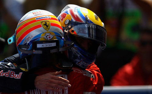 Fernando Alonso felicita a Mark Webber por la victoria