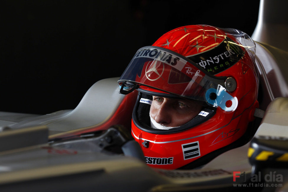 Schumacher se concentra antes de la carrera