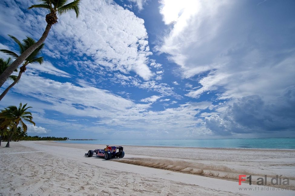Alguersuari a 180 km/h en una playa de Punta Cana