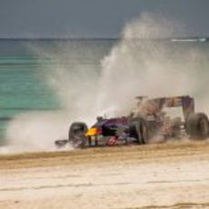 El RB1 en una nube de agua y arena