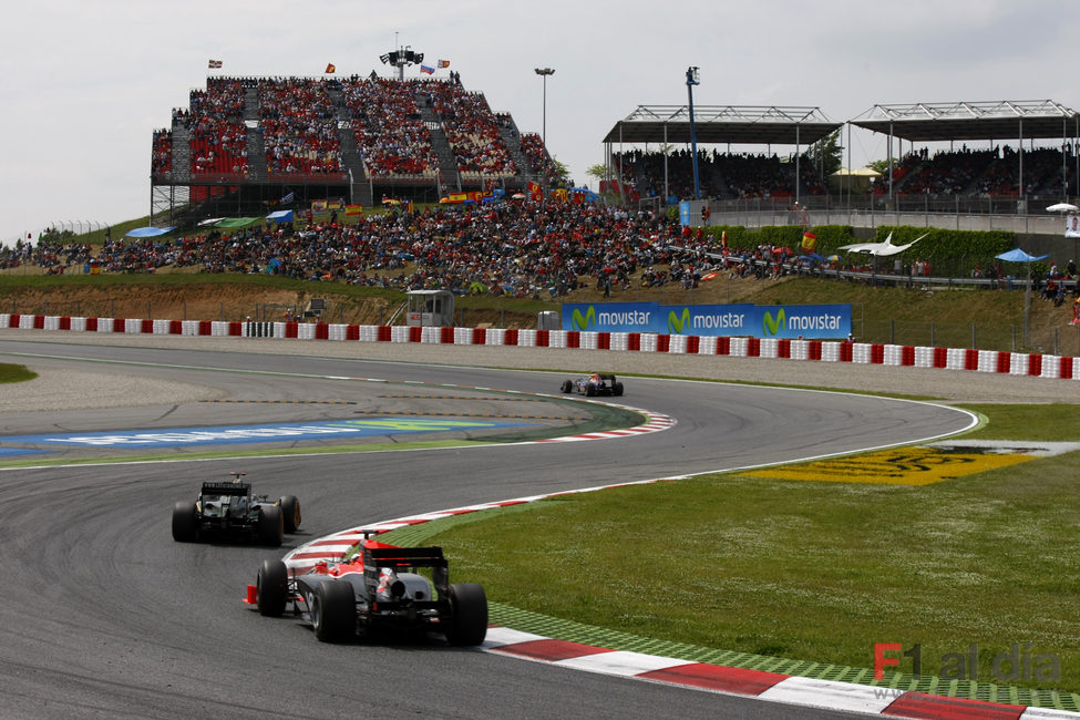 Glock persigue a Trulli ante la atenta mirada de las abarrotadas gradas