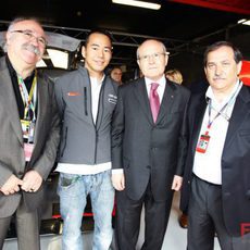 Carod Rovira, Yamamoto, Montilla y Carabante en el box de Hispania