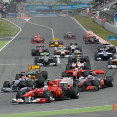 Fernando Alonso llega a la primera curva de Montmeló